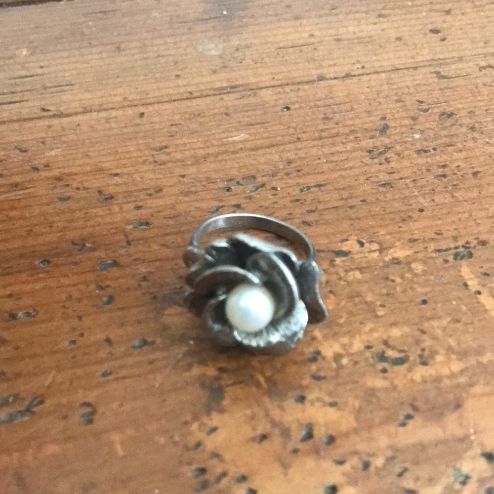 Rose shaped costume jewelry ring